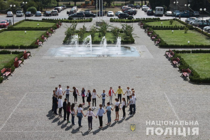 «Витрати хвилину – врятуй дитину»: В Ужгороді провели соціальний флешмоб