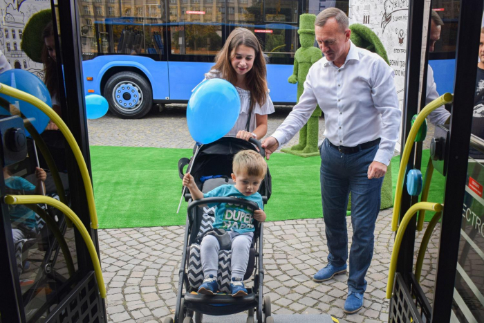 Новенькі автобуси "Електрони" сьогодні всі зацікавлені можуть оглянути і торкнути в Ужгороді