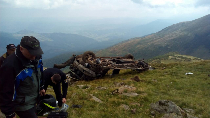 Двоє киян розбились в горах Рахівщини на позашляховику (ФОТО)