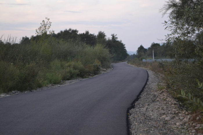 Мешканцям Тячівщини вже не треба їхати ґрунтовкою через поле – зробили дорогу