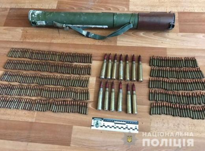 Іноземець в Ужгороді намагався продати великий арсенал зброї