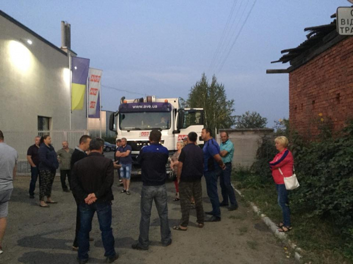Сьогодні вранці протестувальники заблокували виїзд вантажівок-сміттєвозів фрми "АВЕ" у Мукачеві