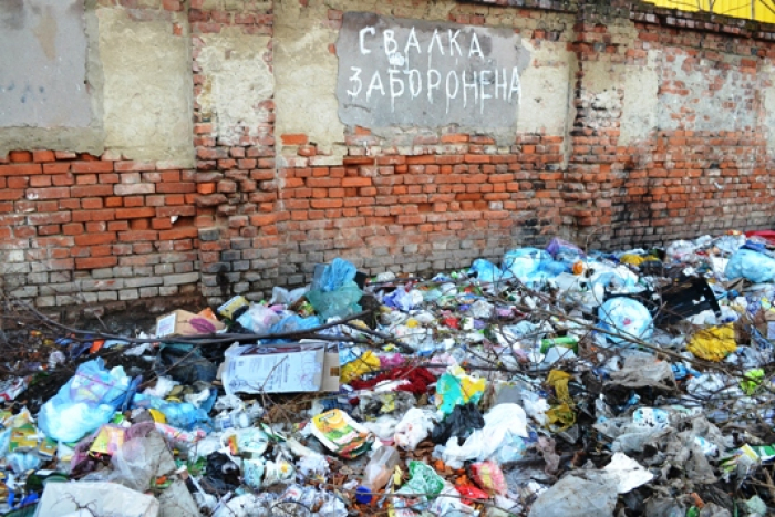 Ужгородські комунальники ліквідовують стихійні сміттєзвалища та прибирають вулиці