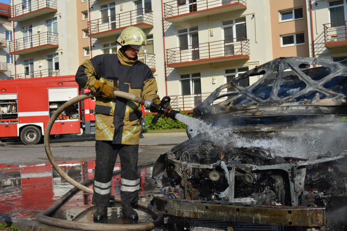 Ужгородські вогнеборці загасили палаюче авто: як це було