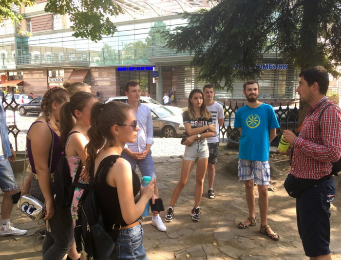 Студентам-першачкам матфаку УжНУ організували екскурсію по Ужгороду 