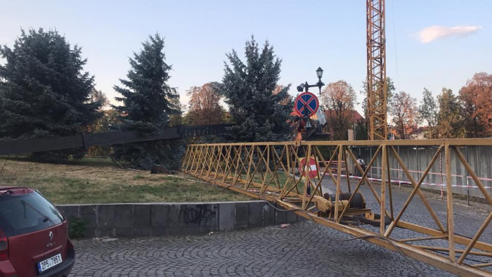 Представникам ЗМІ на місці розповіли про ситуацію з будівництвом біля драмтеатру в Ужгороді, де впала стріла крану 