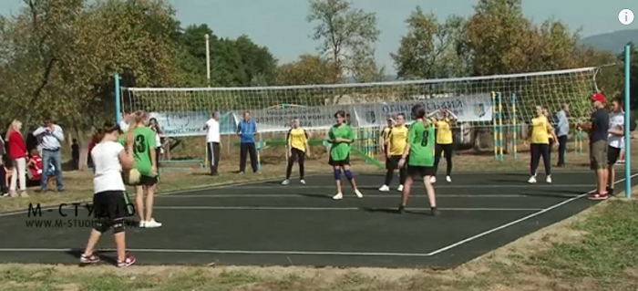 Новенький волейбольний майданчик з’явився у Лінцівській школі на Ужгородщині