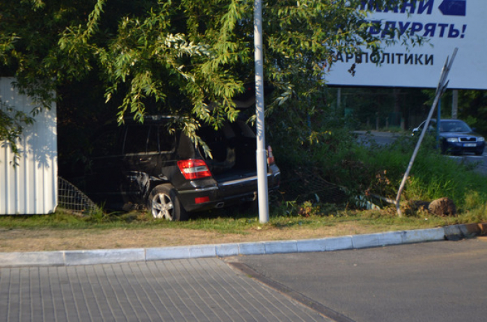 "Мерс" з двома дівчатами після ДТП таранив шляховий знак і влетів у ліс в Ужгороді 