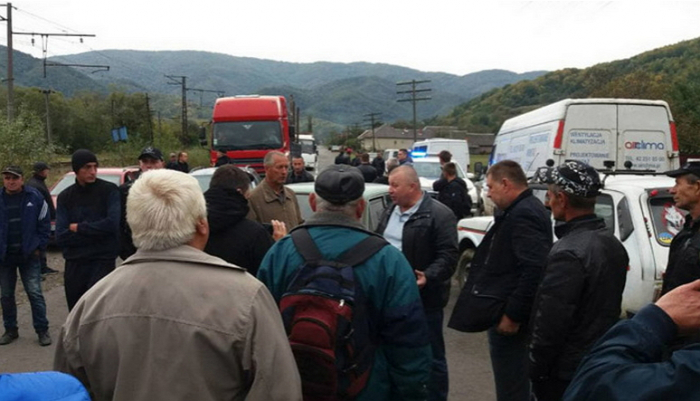 Жителі Вишки та Люти заблокували міжрегіональну трасу і чекають на губернатора Москаля