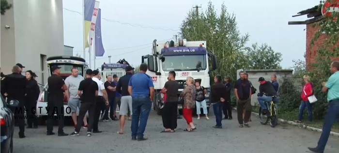 Сміттєва блокада: жителі села на Мукачівщині переконані, що влада тисне на них через небажання приєднуватися до Мукачева