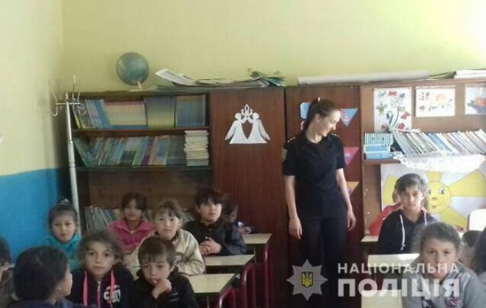 Поліцейські Тячівщини та Ужгородщини провели для школярів виховний урок