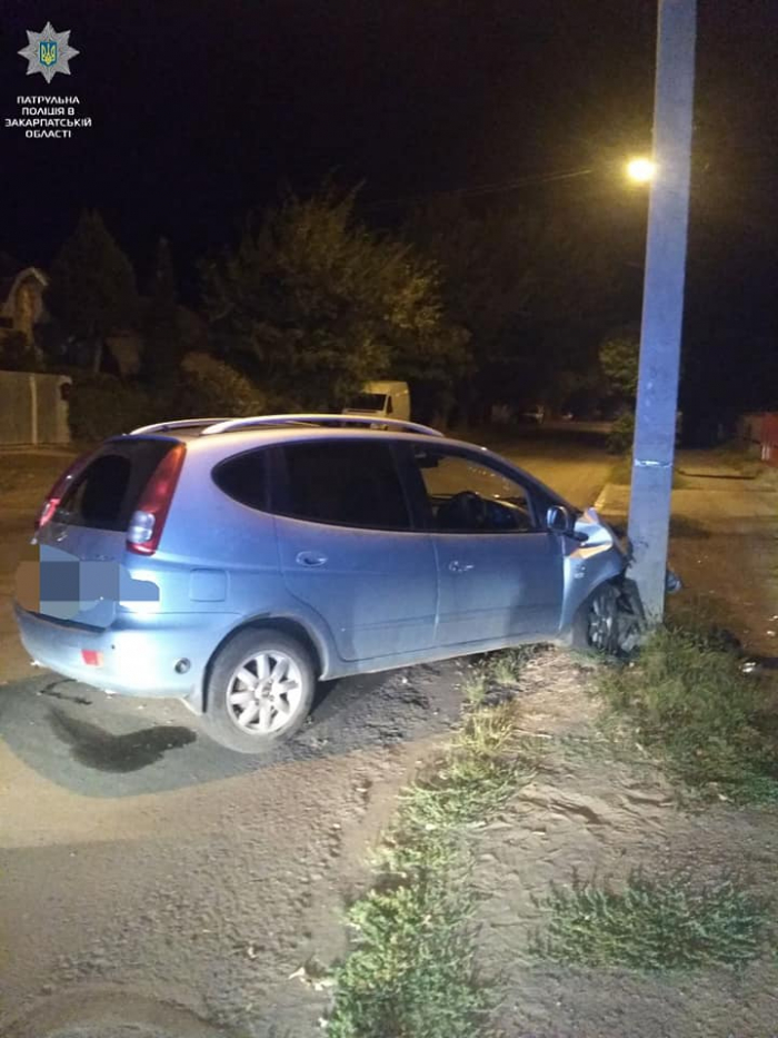 В Ужгороді п’яний водій на Шевроле "поцілував" електроопору