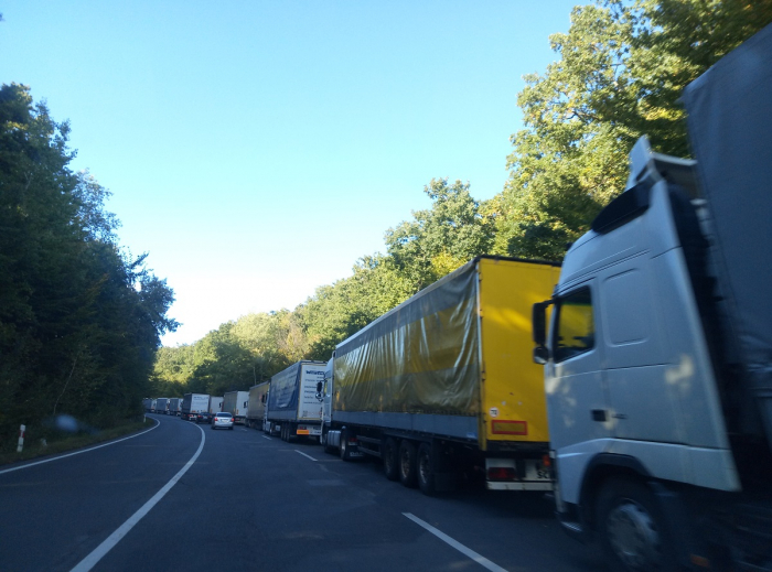 Кілька сотень вантажівок стоять у черзі на українсько-словацький кордон