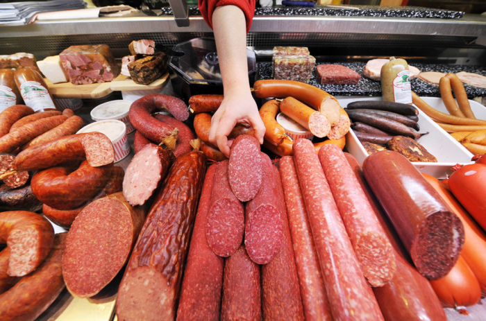 Грибочки з пліснявою і прострочена ковбаса: в гіпермаркетах Ужгорода продовжують дурити покупців