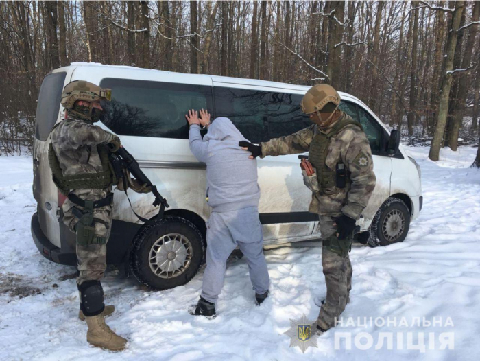 Закарпатські полісмени затримали чоловіка, що перебував у міжнародному розшуку