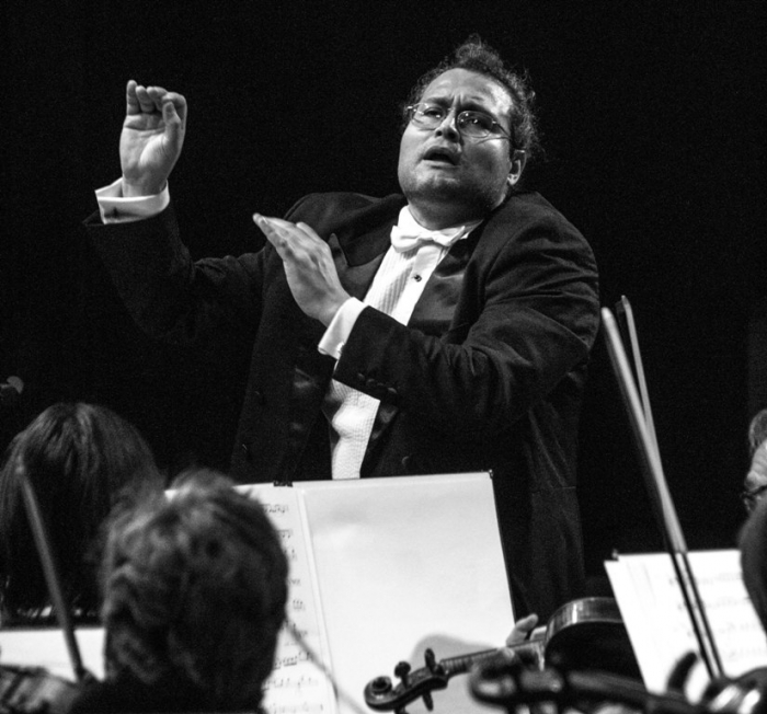 Аргентинський диригент і оркестр Закарпатської філармонії подарують ужгородцям «Winter Serenade»