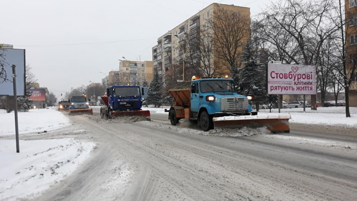 В Ужгороді тривають роботи з очищення доріг – дороги також посипають протиожеледною сумішшю
