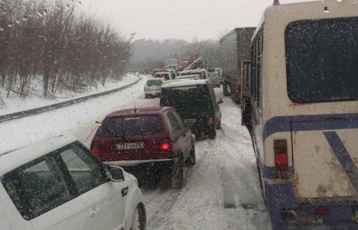Вхурделило: проїзд автотранспорту в Закарпатті ускладнений