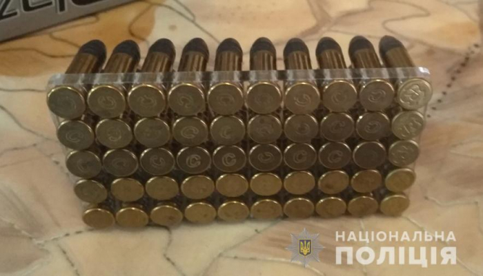 Берегівщина: місцеві здали поліції чоловіка зі штик-ножем та набоями
