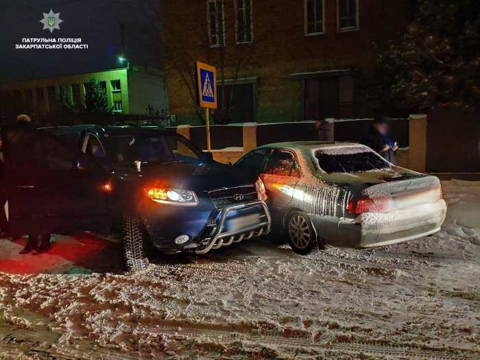 В Ужгороді трапилось ДТП за участі трьох автомобілів – деталі від поліції