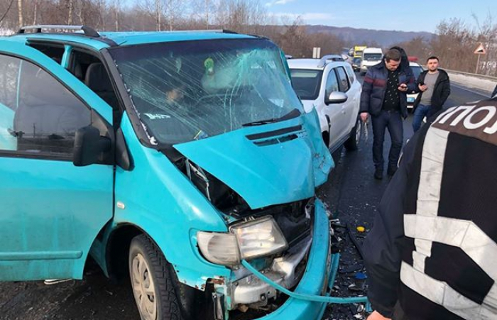 Жахлива ДТП на Ужгородщині: зіткнулось 5 автомобілів (ФОТО)
