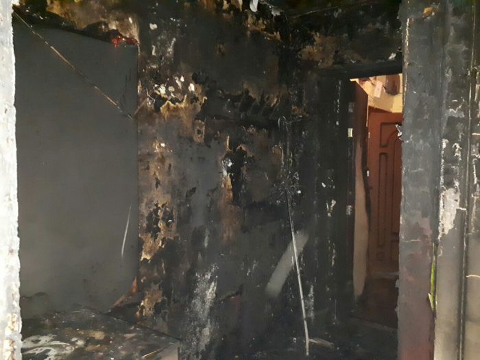 Пожежа в Ужгороді: вогнеборці врятували перелякану жінку з палаючої квартири (ФОТО)