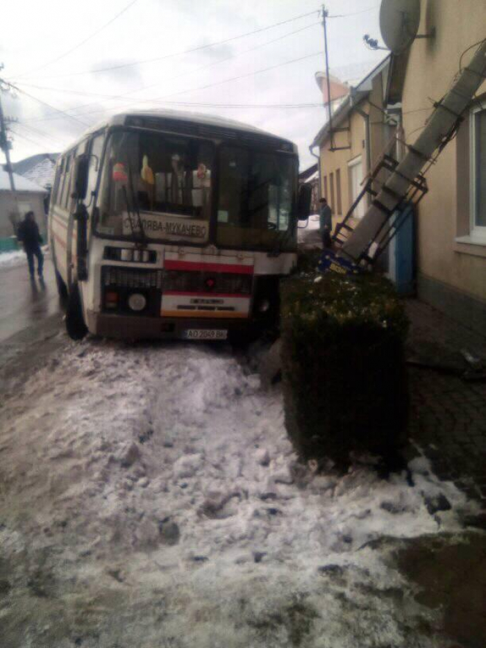 На Закарпатті автобус врізався в бетонний стовп