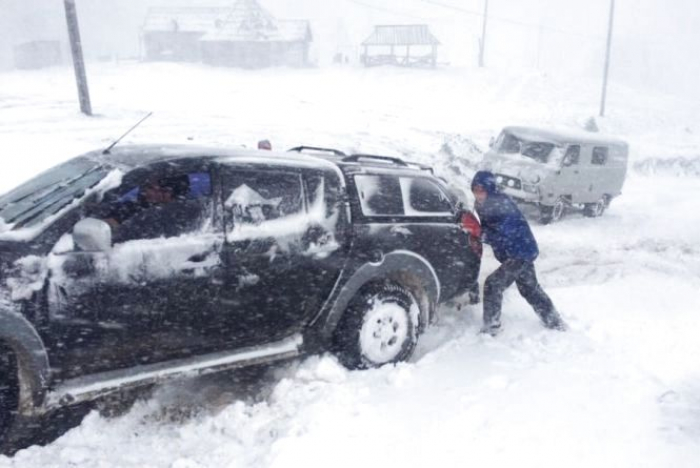 Поради закарпатським водіям, як вибратися зі снігової пастки