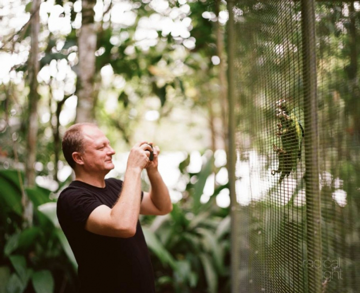 Професор Тарас Олексик в Центрі збереження пуерто-риканського папуги на Карибських островах. Фото Матью Ландерса (Matthew Landers)