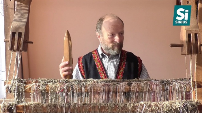 Працює за верстатом 50 років: на Рахівщині чоловік власноруч тче традиційні вироби Гуцульщини (ВІДЕО)