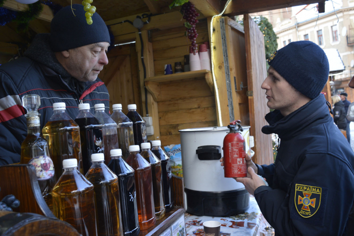 Рятувальники перевірили різдвяний ярмарок в Ужгороді: що виявили?