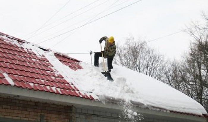 В Ужгороді очищають дахи від снігу 