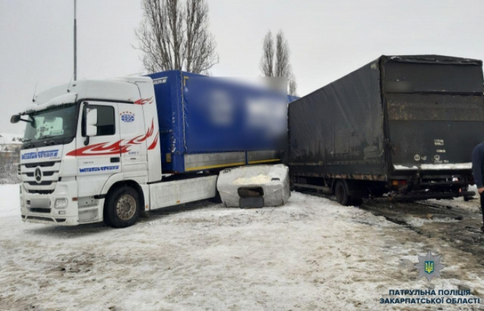 Потрійна ДТП на об'їзній в Ужгороді: чи є жертви?