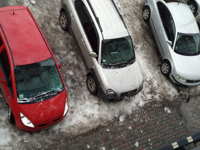 На Швабській в Ужгороді впав лід з даху і розбив скло на автівці (лист в редакцію)