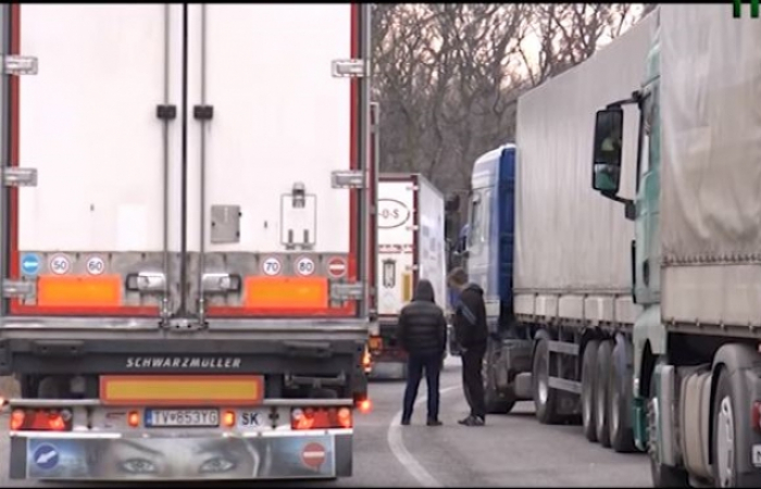 Десятикілометровий колапс: вже майже тиждень водії стоять у черзі на КПП "Ужгород"