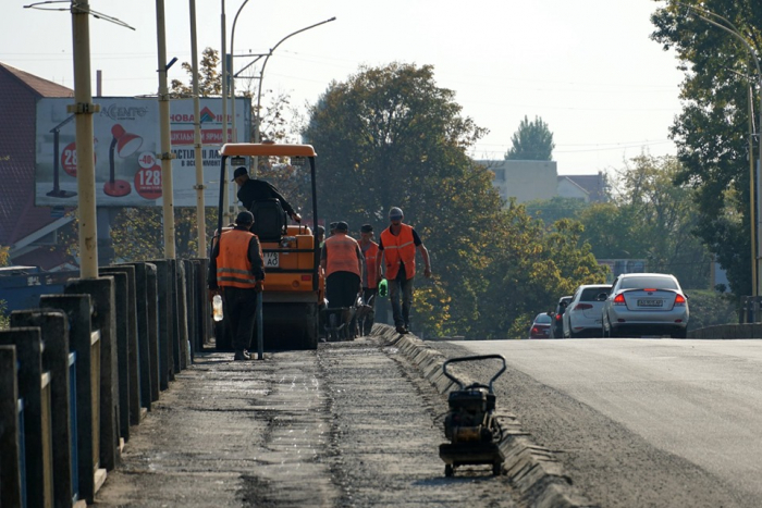В Ужгороді відновлюють покриття тротуарної частини одного з транспортних мостів