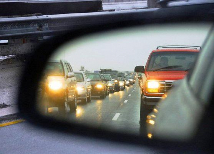 Безпека на дорозі: від сьогодні водіям доведеться вмикати фари і вдень