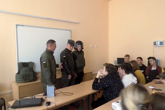 Розвінчували страх: в Ужгороді молодь тренувалась бути військовими