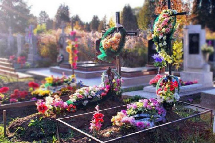 Закарпатців закликають вшановувати покійних виключно живими квітами (ВІДЕО)