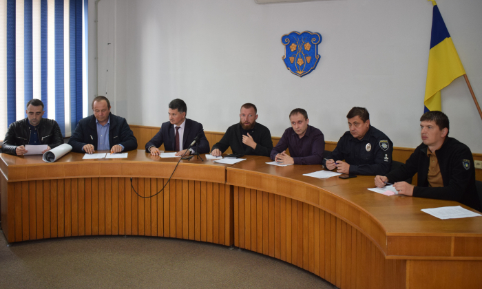 Облаштування зупинки, розмітки, нові дорожні знаки: в Ужгороді відбулося засідання транспортної комісії