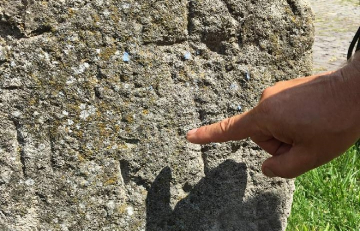Цікава історія: навіщо на фундаменті замку Паланок видряпували хрести?