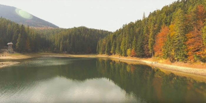 Відео дня: як озеро Синевир красується в осінніх барвах