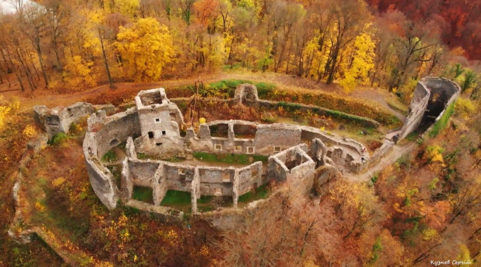 Неймовірне відео дня: Невицький замок в полоні осені (ВІДЕО)