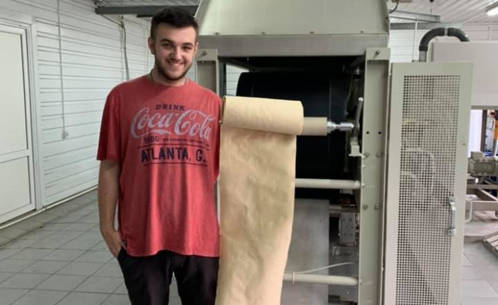 Студент із Закарпаття готує до запуску першу в світі лінію для переробки листя на папір