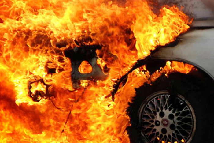 На вихідних в Закарпатті згоріли дві автівки – ВАЗ і VOLKSWAGEN