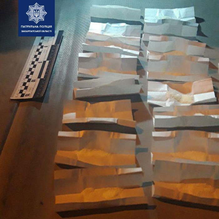 В Ужгороді копи "потрясли" чоловіка, й виявили 16 згортків з наркотиками