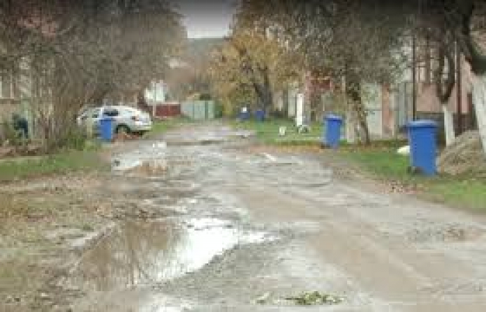 Проблеми з каналізацією, водопостачанням, затоплення дворів: мешканці мікрорайону в Мукачеві скаржаться на умови