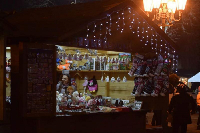 Новорічно-різдвяний ярмарок на площі Петефі в Ужгороді діятиме до 18 січня (ВІДЕО)