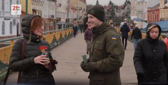 Ялинки та листівки власноруч: нацгвардійці вітають зі святами в Ужгороді