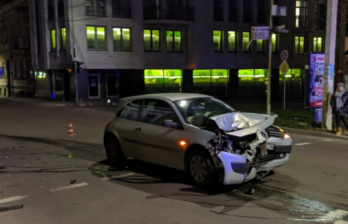 Нічна автопригода в Ужгороді – після зіткнення Renault та Nissan постраждали 2 жінки (ФОТО)